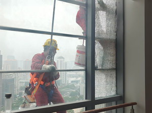中央财经大学-外墙破碎玻璃排险拆除